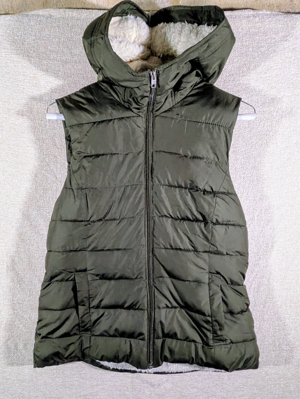 Hollister Sherpa Lined Hooded Puffer Vest Olive Green Women’s Large